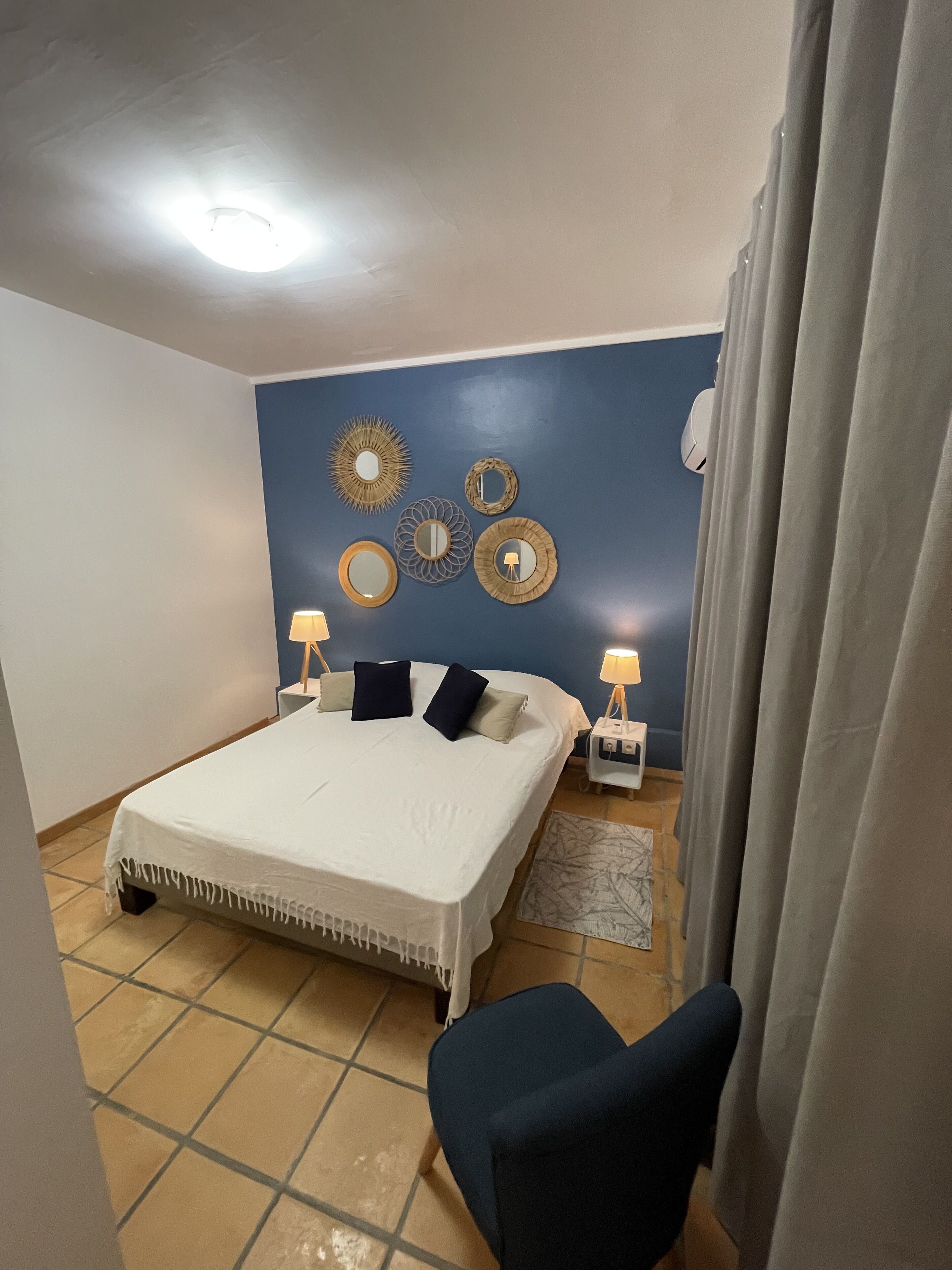 4 bedrooms, iron/ironing board, WiFi, bed sheets