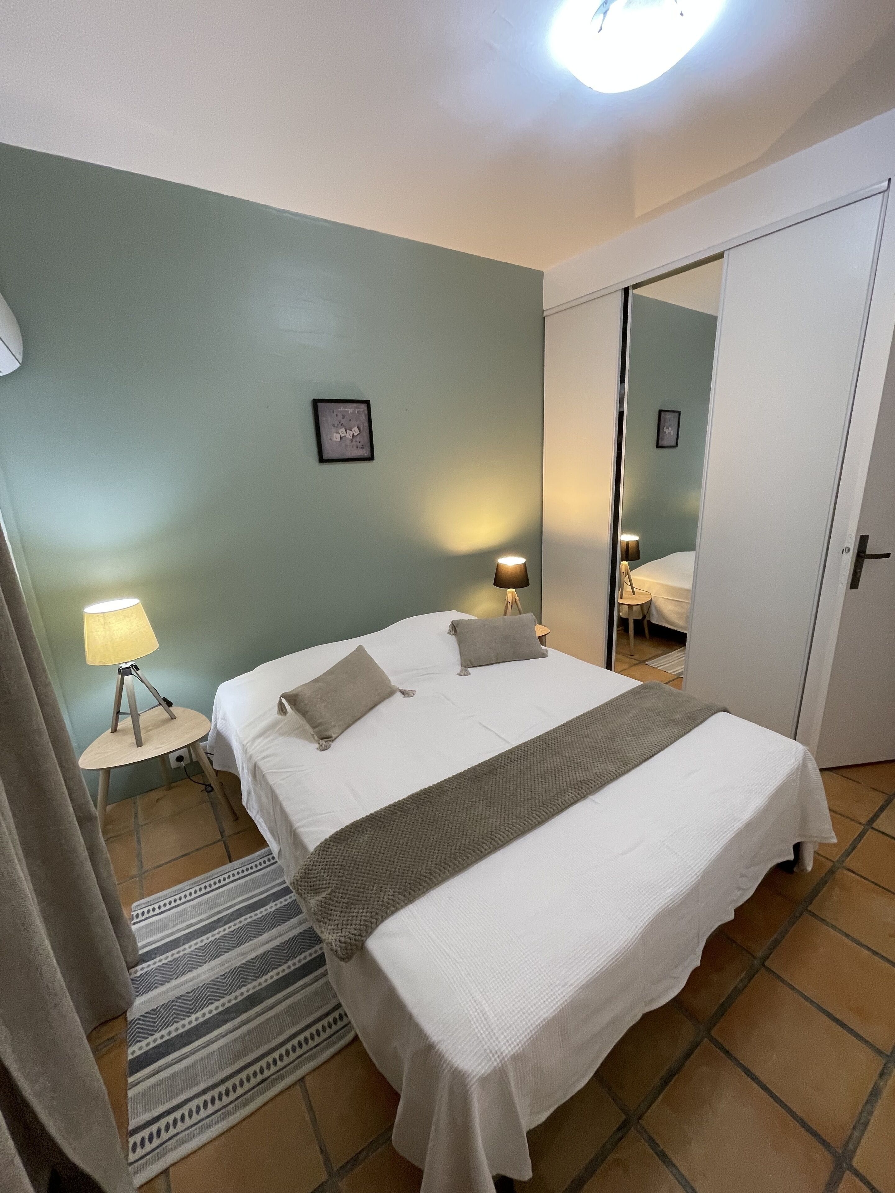 4 bedrooms, iron/ironing board, WiFi, bed sheets