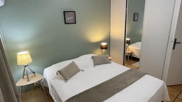 4 bedrooms, iron/ironing board, WiFi, bed sheets