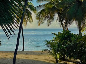 Privat strand og solsenger