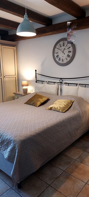 3 habitaciones, tabla de planchar con plancha y cuna de viaje 