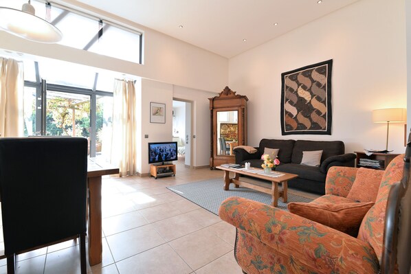 TV, DVD player, books, stereo