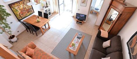 Télévision, lecteur de DVD, livres, chaßne hi-fi