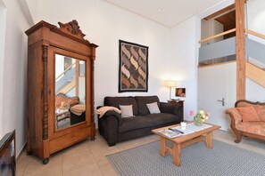 TV, DVD player, books, stereo