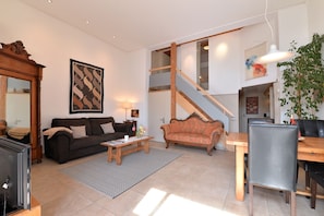 Televisio, DVD-soitin, kirjoja, stereot