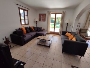 Télévision, cheminée, lecteur de DVD, table de tennis de table