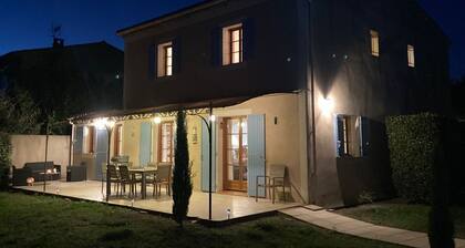 Villa 4 chambres clim piscine chauffée privée et grand jardin clos à Lourmarin