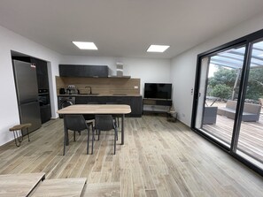 Fridge, microwave, oven, stovetop - GROUND FLOOR VILLA NEAR SANTA GIULIA, QUIET 4 PERS AIR-CONDITIONED GARDEN NOT OVERLOOKED (Porto-Vecchio)