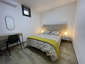 1 chambre, coffre-fort, fer et planche à repasser, lit de bébé portatif
