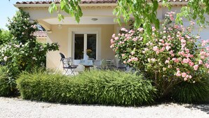 A house with a patio, surrounded by lush greenery and flowering plants. - Mazan holiday villa with private swimming pool on 3000m (Mazan)