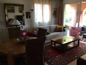 Smart TV, DVD player, livros, aparelho de som