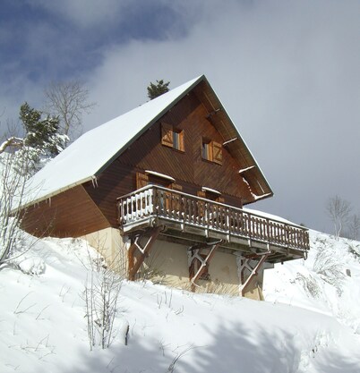 CHALET SUR FLANC DE COLLINE A BESSE PROMO last minute in May