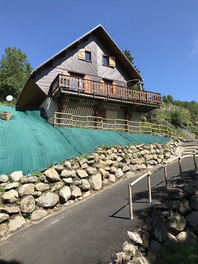 CHALET SUR FLANC DE COLLINE A BESSE PROMO in September