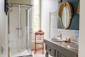 Bañera, secador de pelo, papel higiénico