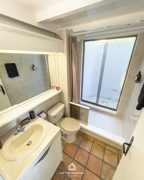 Douche, sèche-cheveux, serviettes fournies, savon