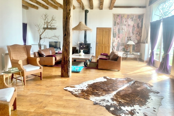 Le grand salon de la Longère.
Au fond,l'entrée du Studio indépendant