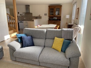 TV, lettore DVD, libri, videoteca