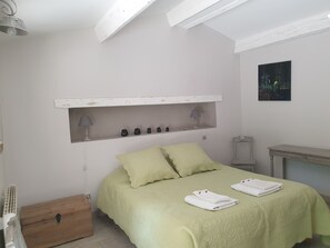 2 bedrooms, iron/ironing board, free WiFi, bed sheets