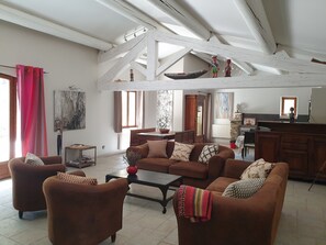 Télévision, lecteur de DVD, table de tennis de table, livres