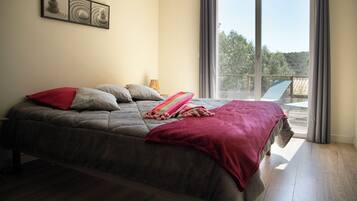 2 chambres, coffres-forts dans les chambres, fer et planche Ă repasser