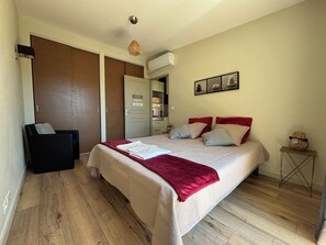 2 slaapkamers, een kluis op de kamer, een strijkplank/strijkijzer