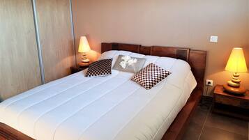 2 chambres, fer et planche à repasser, Wi-Fi, draps fournis
