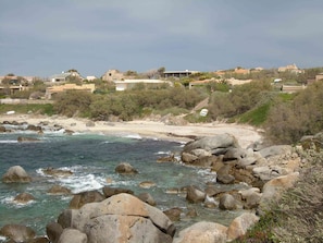 Plage, chaises longues, serviettes de plage