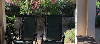 Furnished 2 Rooms, air conditioning, garden, terrace, 100m beach