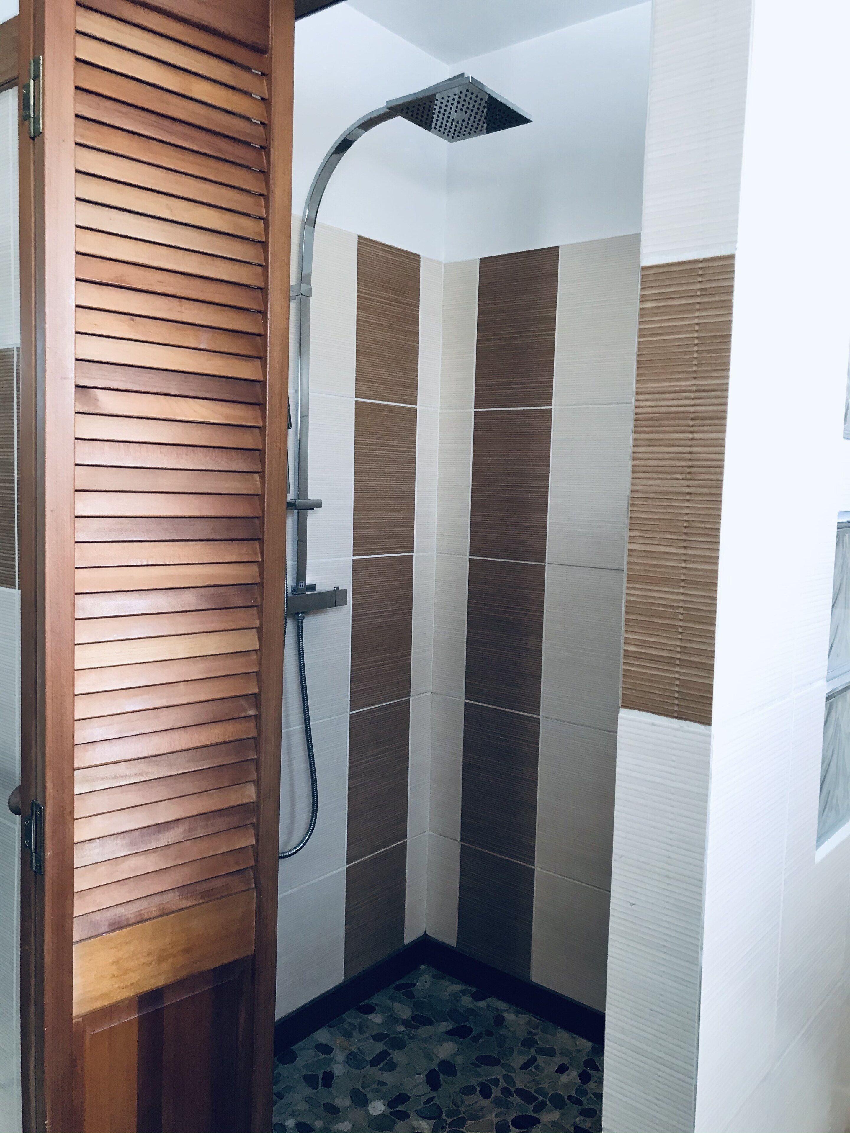 Ensemble douche/baignoire, sèche-cheveux, papier toilette