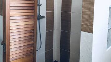 Ensemble douche/baignoire, sĂšche-cheveux, papier toilette