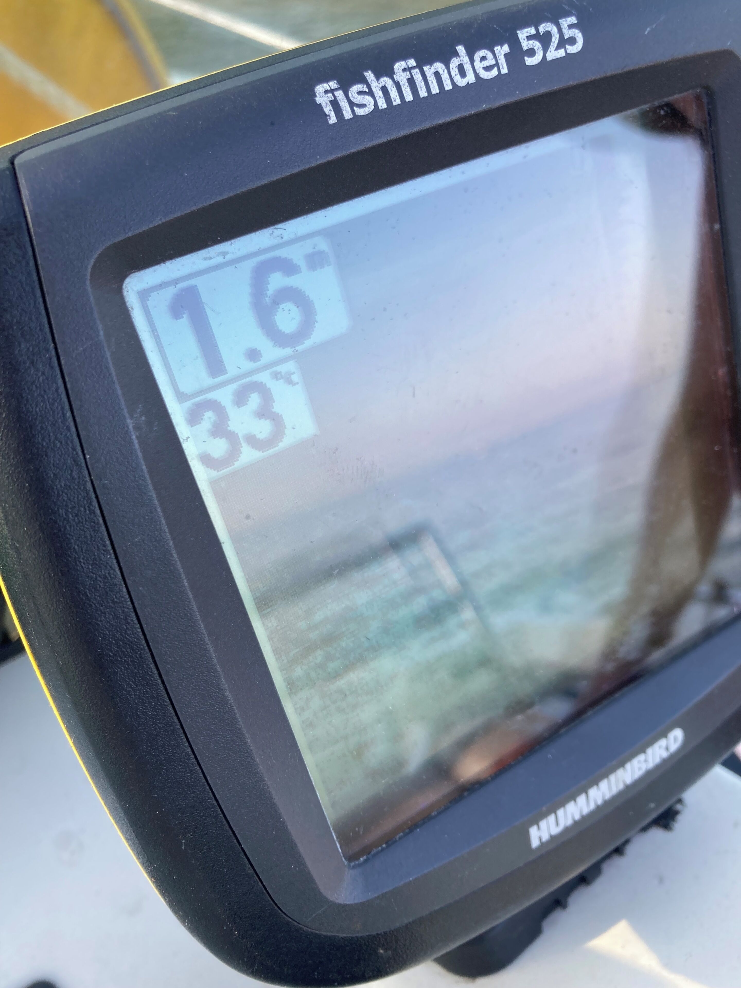 A fishfinder device with a digital display, model number 525, and brand name HUMMINBIRD.