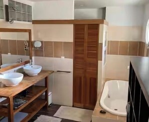 Ensemble douche/baignoire, sèche-cheveux, papier toilette