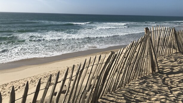 A beach with a wooden fence and waves. - Family villa for 7 people in a quiet location NEAR THE LAKE AND THE OCEAN, with a terrace and a pool table   (Gironde)
