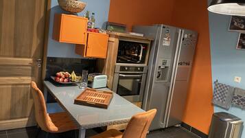 Réfrigérateur, micro-ondes, four, plaque de cuisson