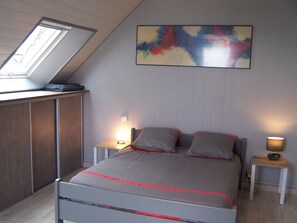2 bedrooms, iron/ironing board, free WiFi, bed sheets