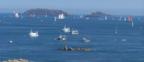 بالقرب من الشاطئ