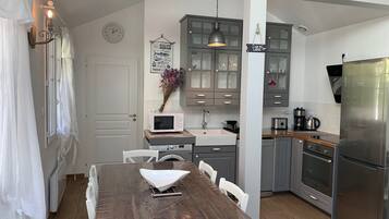 Réfrigérateur, micro-ondes, four, plaque de cuisson