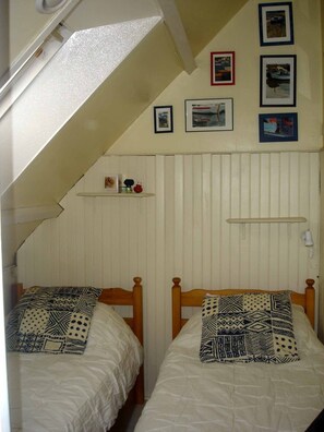 2 bedrooms, iron/ironing board