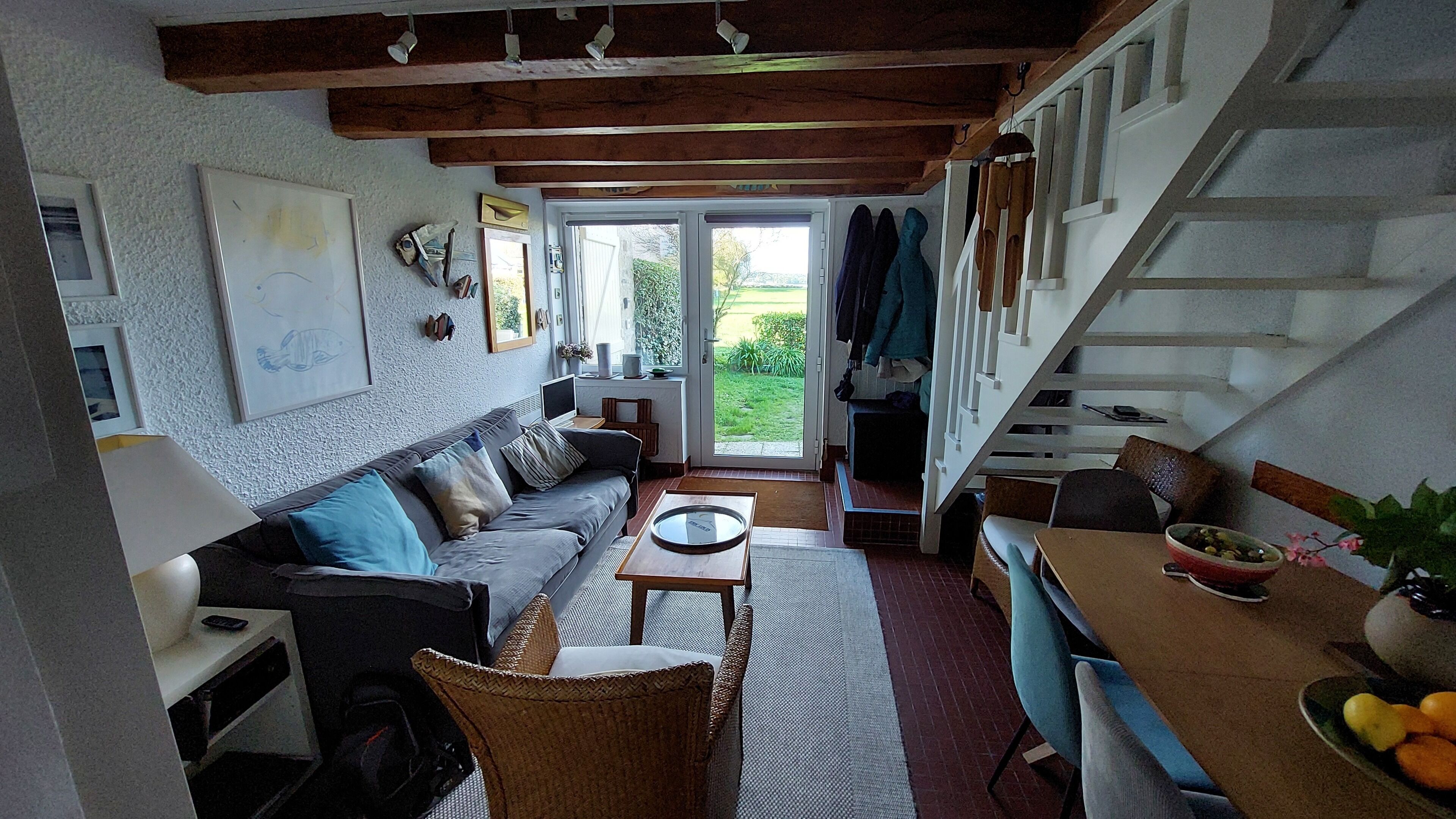 Télévision, lecteur de DVD, livres, chaîne hi-fi