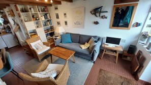 TV, DVD player, books, stereo