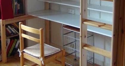 Grand studio au 1er étage d'un immeuble calme trÚs bien situé