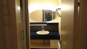 A bathroom with a sink, mirror, and a towel rack. - Large first floor studio in a peaceful building: no smoking, pets not allowed (Les Rousses)