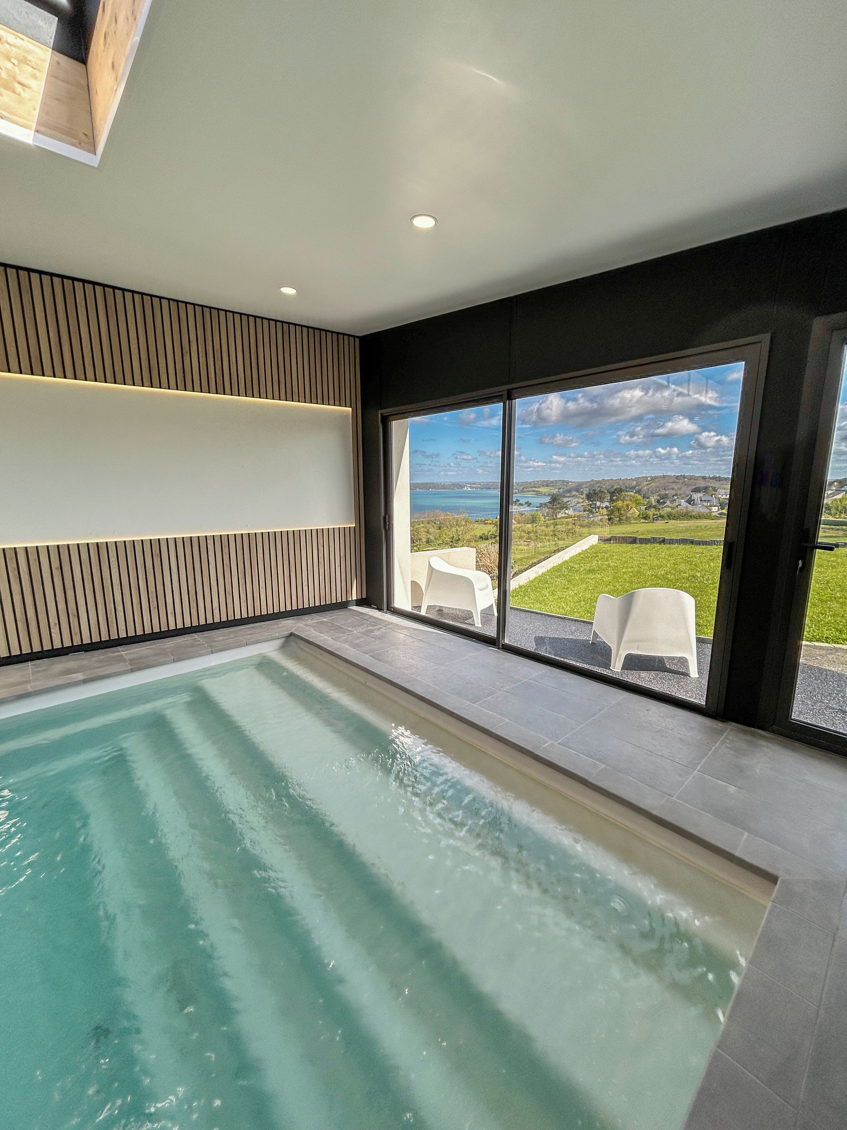 Una piscina cubierta, una piscina climatizada