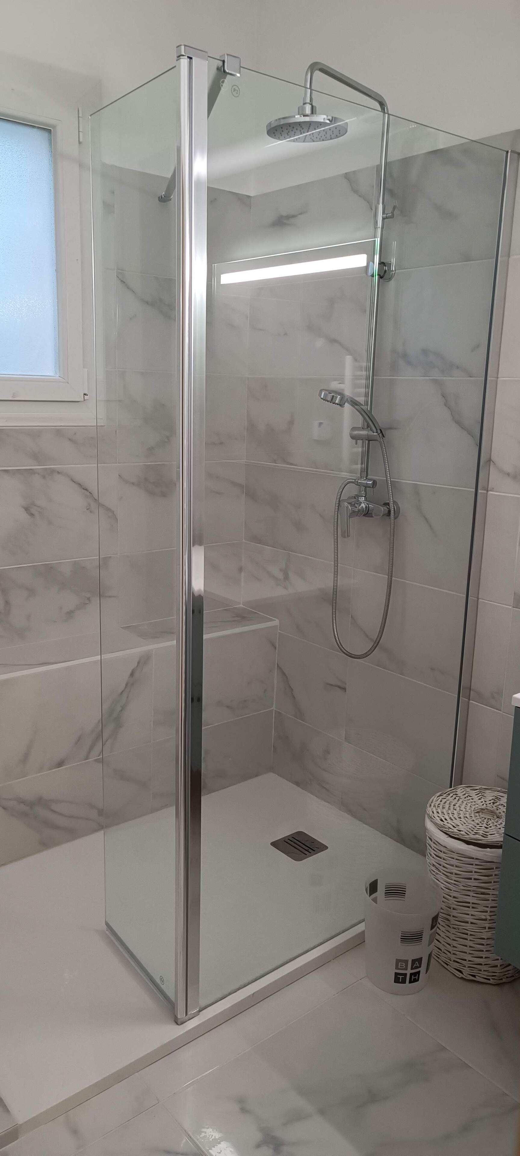 Ducha y bañera combinadas, secador de pelo, toallas y papel higiénico