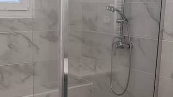 Ducha y bañera combinadas, secador de pelo, toallas y papel higiénico