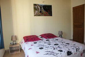 4 chambres, fer et planche à repasser, accès au Wi-Fi (inclus)