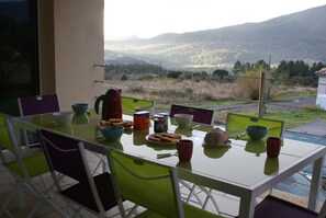 Outdoor dining - Renting a villa with private pool in the country. (Les Salelles)