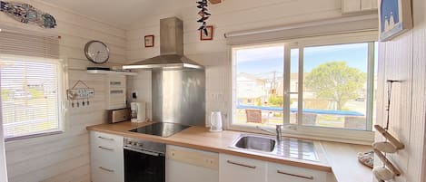 Refrigerador, microondas, horno y parrilla de estufa 