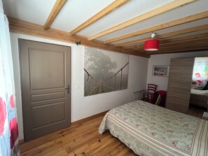 2 bedrooms, iron/ironing board, free WiFi, wheelchair access - Wheelchair access to Mont Ventoux, between Sault and Monieux. (Monieux)