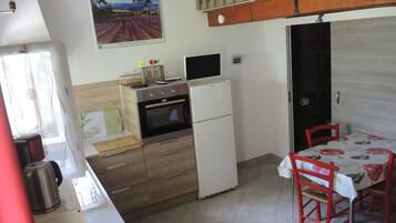 Frigorifero, microonde, forno, piano cottura